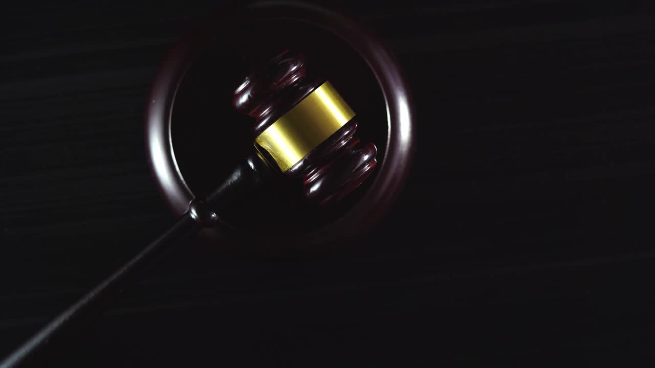 木槌黑色背景，用于法律，正义和拍卖相关的概念视频素材