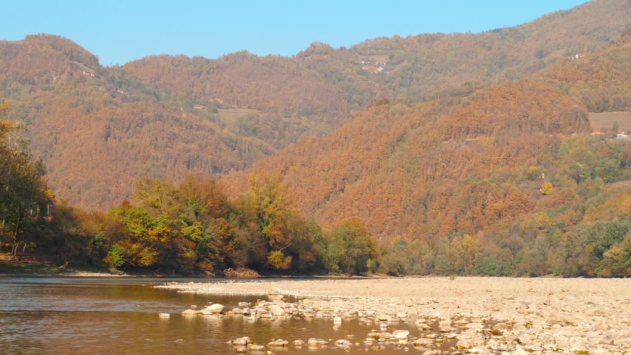 德里纳河景观河。塞尔维亚旅游视频素材