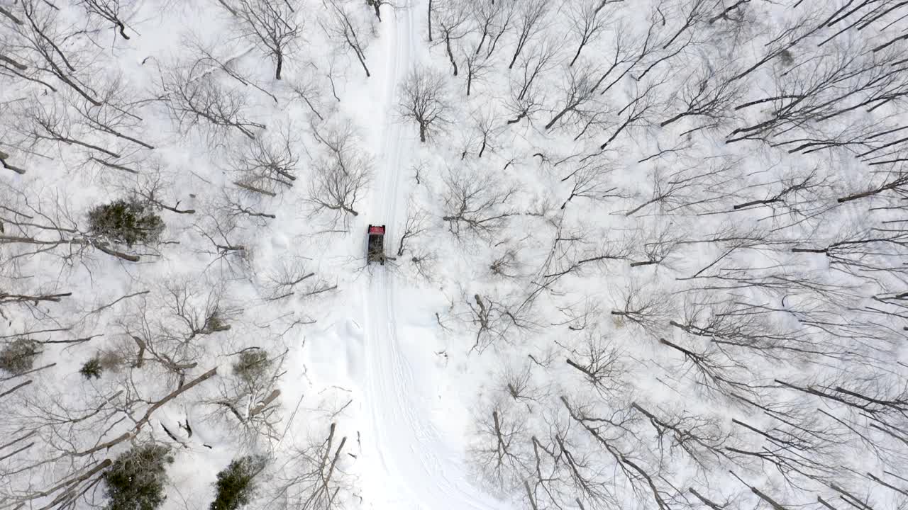 鸟瞰图的越野车在冬季，劳伦特，魁北克，加拿大视频下载