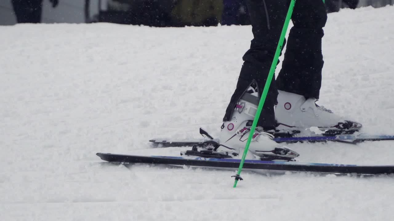 滑雪者带着滑雪板上山前往滑雪场视频下载