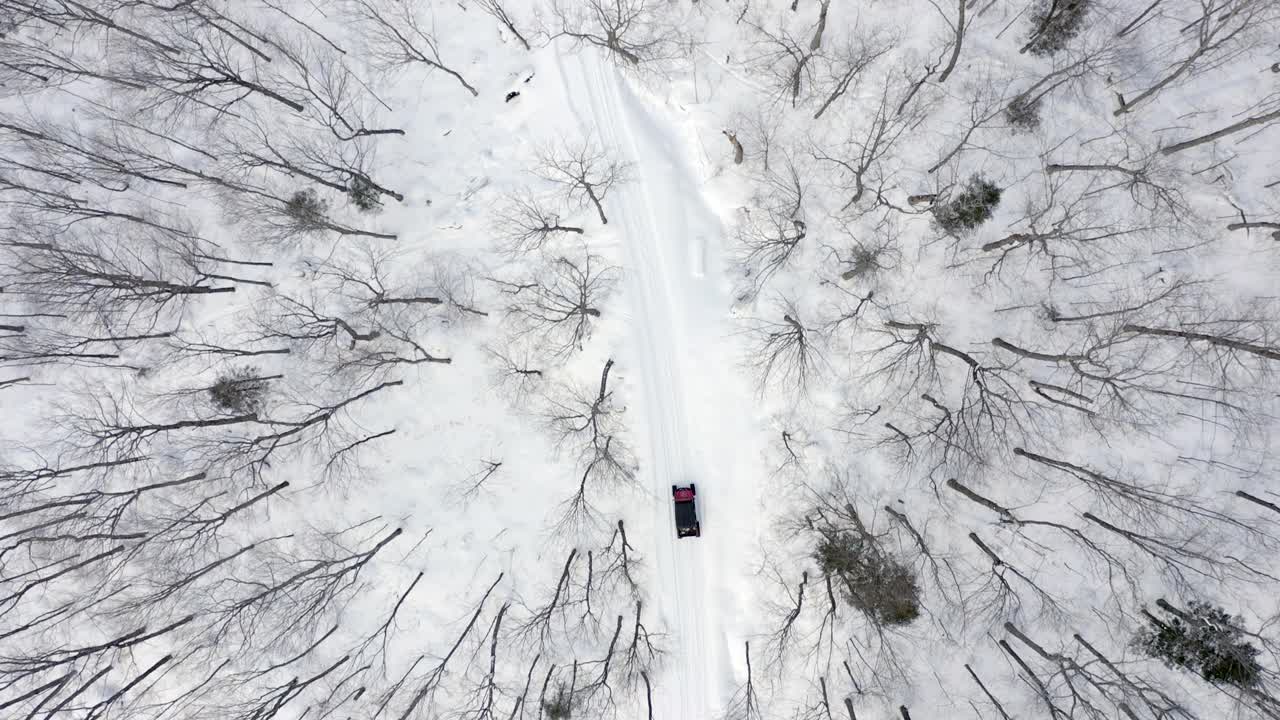 鸟瞰图的越野车在冬季，劳伦特，魁北克，加拿大视频下载