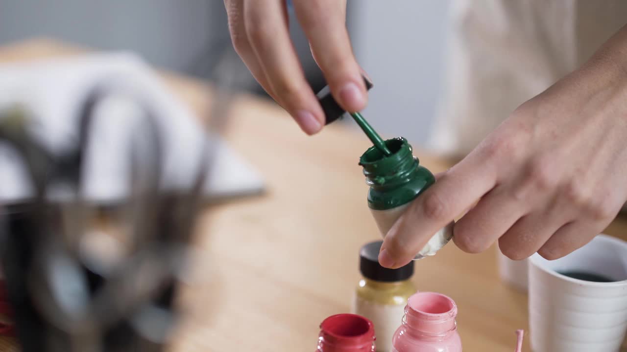 艺术家在工作室打开油漆罐准备工作视频素材