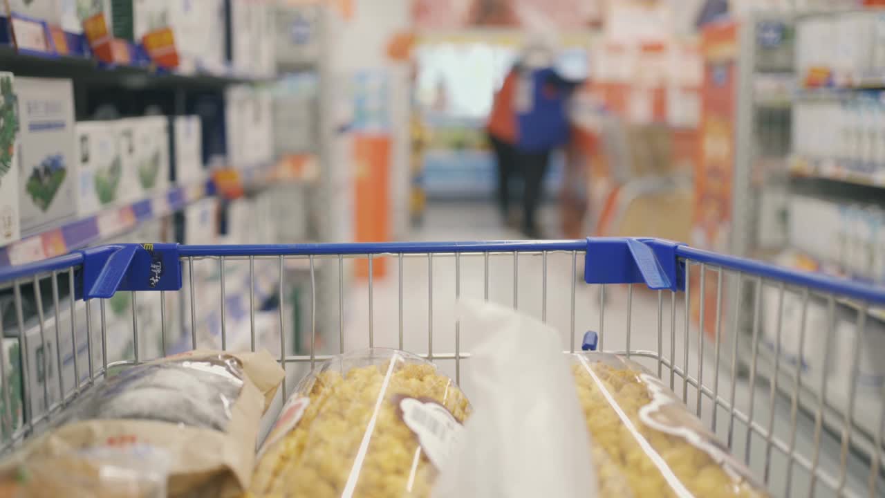 超市里的购物车视频素材