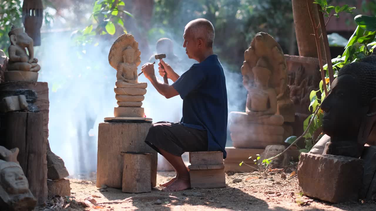 亚洲石雕作品与雕塑看起来像古代风格，他坐在烟雾和一线阳光视频素材