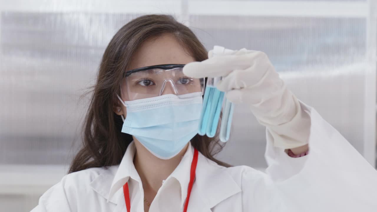 亚洲裔女科学家，年龄20-30岁，正在实验室推进和研究治疗流行病的药物配方。视频下载