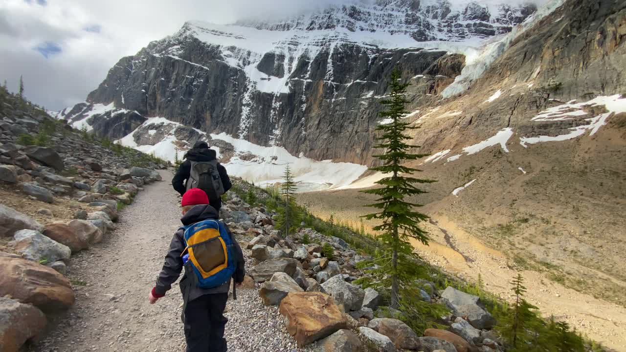 母子徒步旅行在Mount Edith Cavell, Jasper, Alberta, Canada视频素材