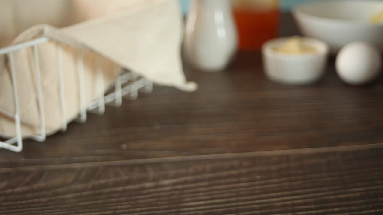 新鲜的自制全麦芝麻汉堡面包视频素材