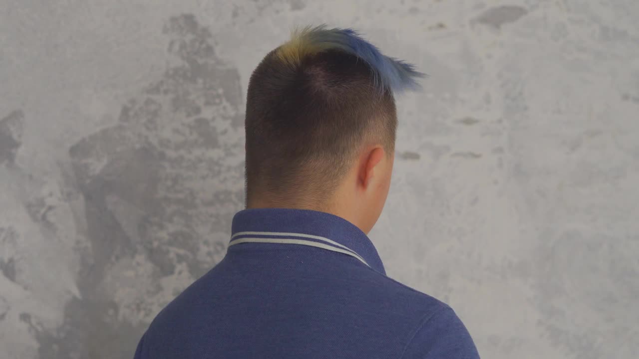 蓝色头发的唐氏综合症少年男孩的肖像视频素材