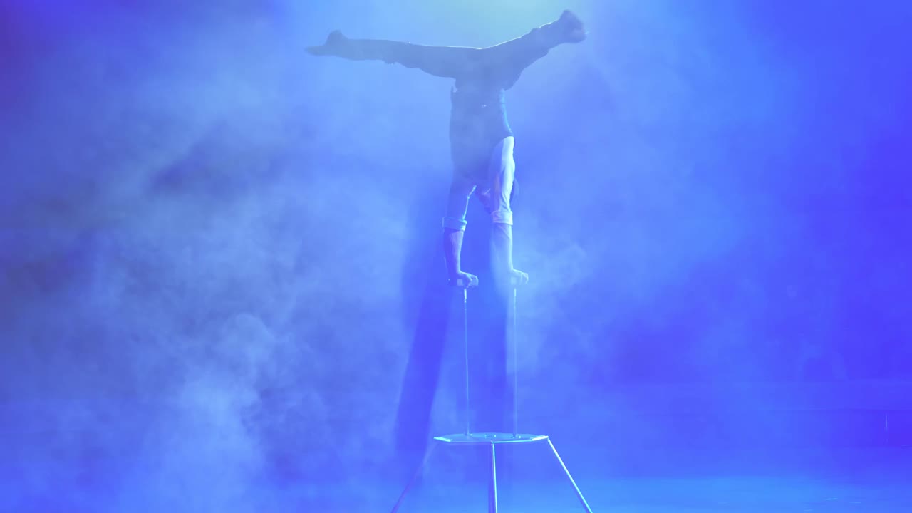 年轻灵活的杂技演员在马戏团的立方体上表演魔术视频素材