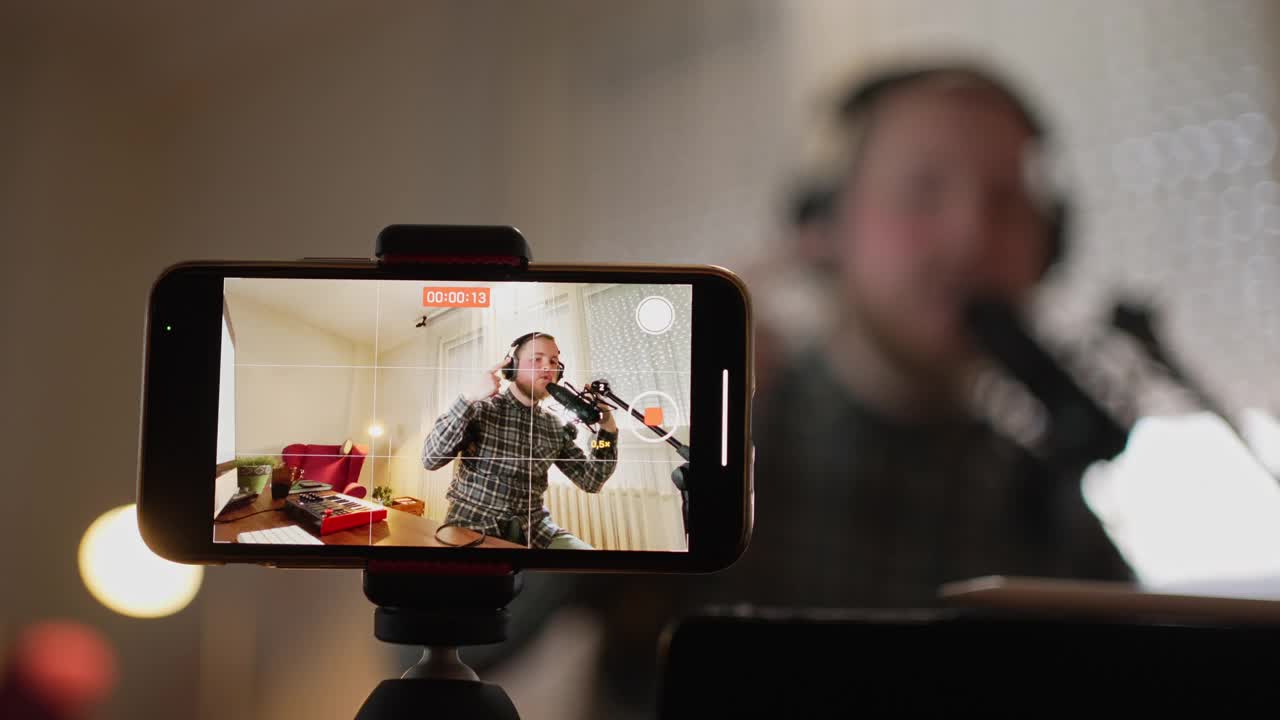 自由音乐人，一边唱歌一边在视频博客上直播，利用观众来展示他的新歌视频素材