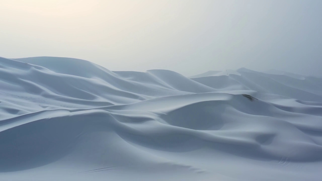 冬天，沙丘被雪覆盖着视频素材