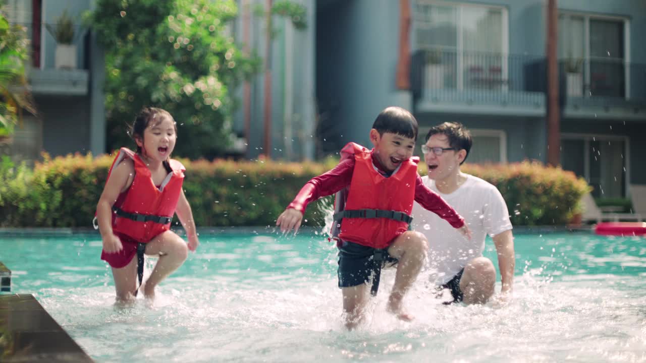 儿童游乐游泳池，慢动作视频素材