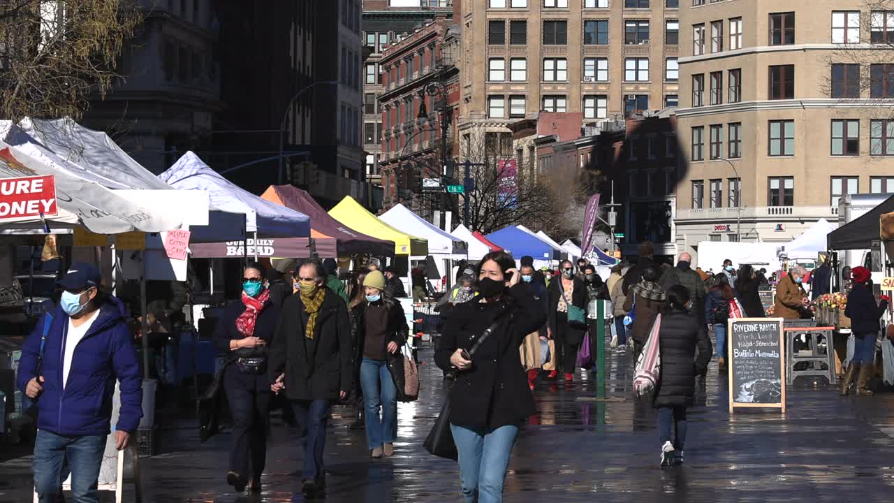 新冠肺炎疫情期间，联合广场绿色市场的游客人数略有增加。视频素材
