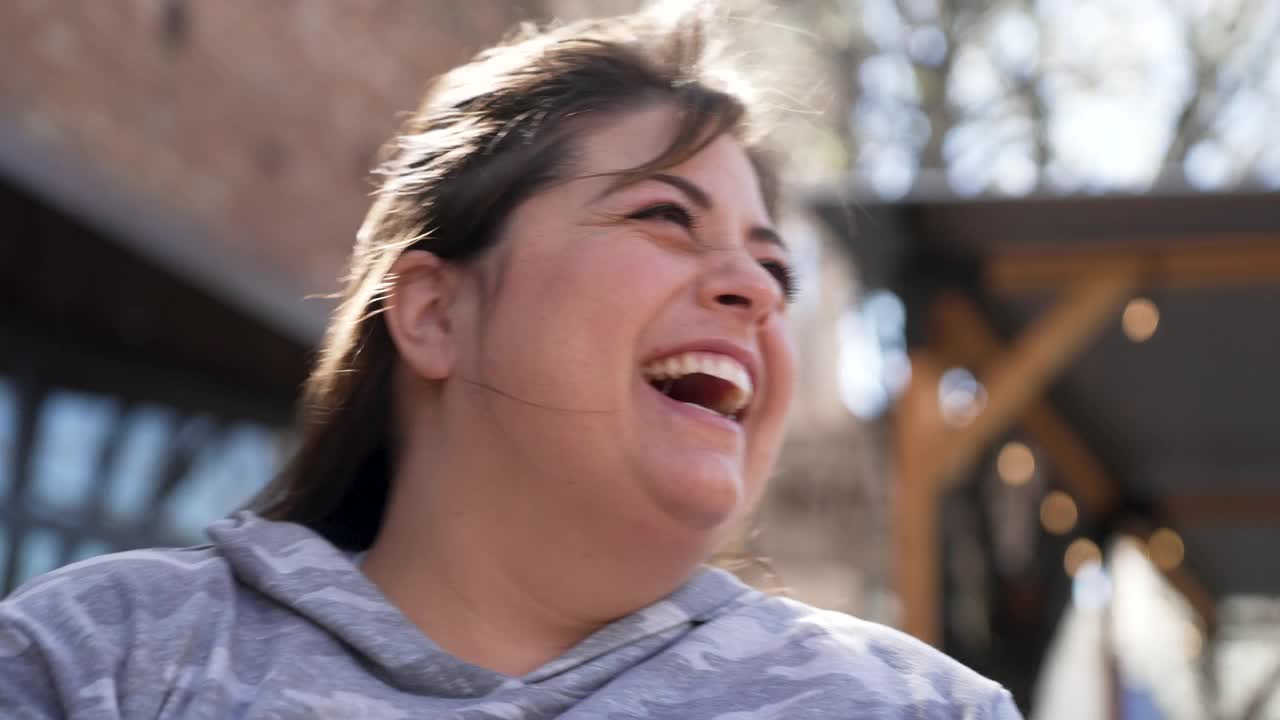 微笑的西班牙中年妇女视频下载