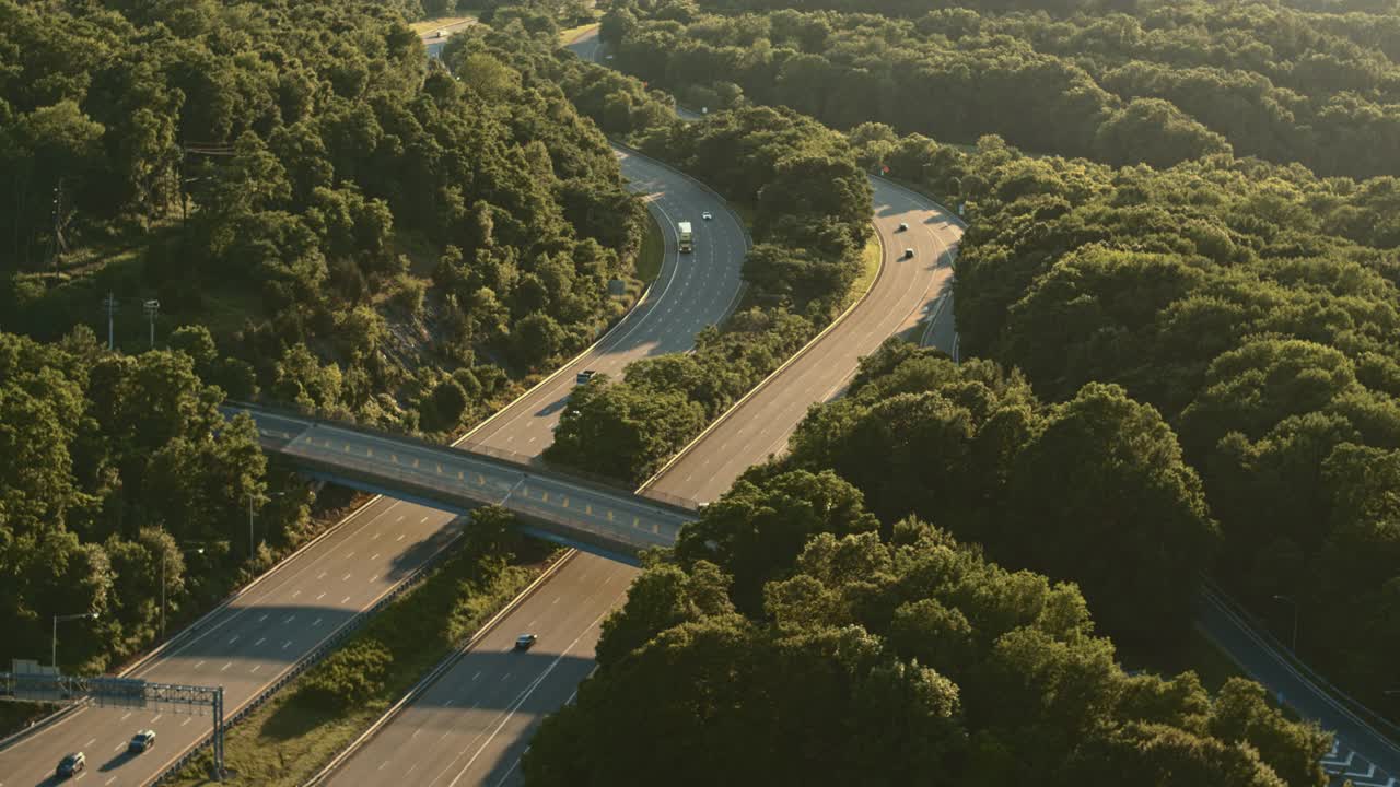 新泽西州阿巴拉契亚州80号州际公路上的一座小型立交桥。航拍视频与平移摄像机运动。视频下载