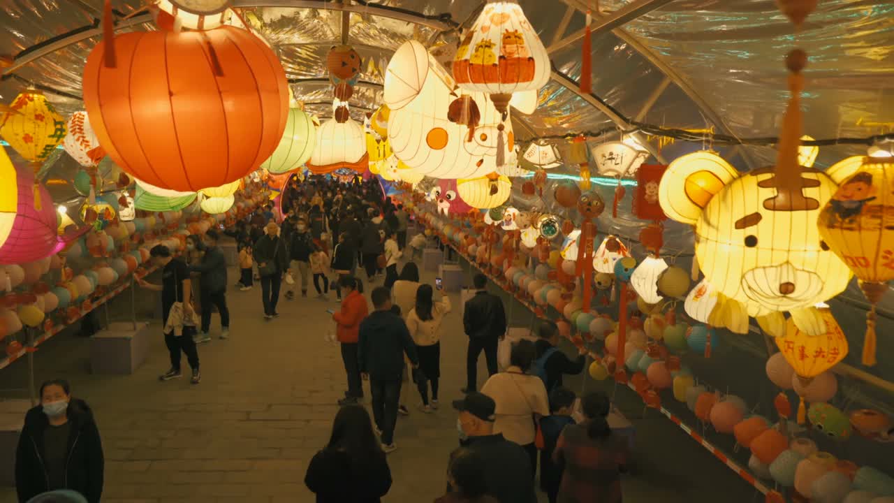 游客在中国陕西西安的城墙上观看灯光装饰视频素材