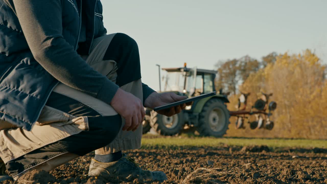 SLO MO无法识别的农民使用数字平板检查土地上的土壤视频素材