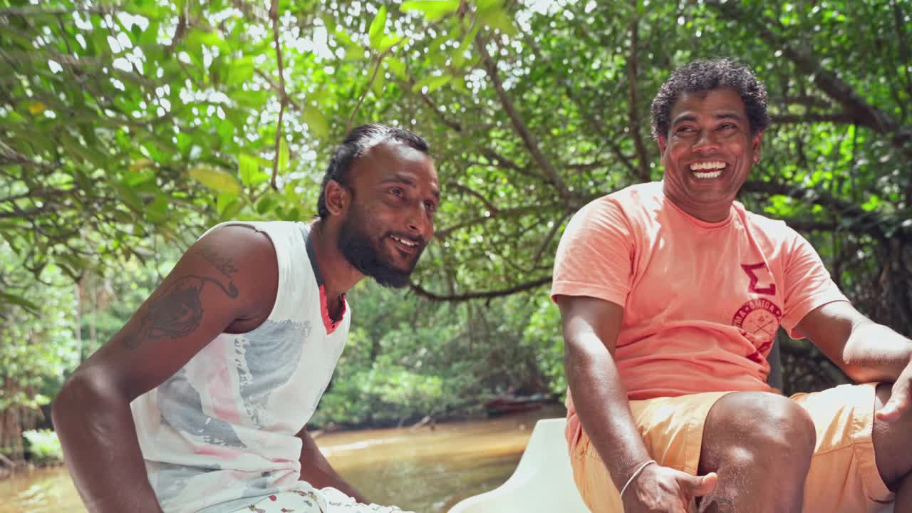 两名斯里兰卡男子在本托塔河上的一艘船上。视频下载