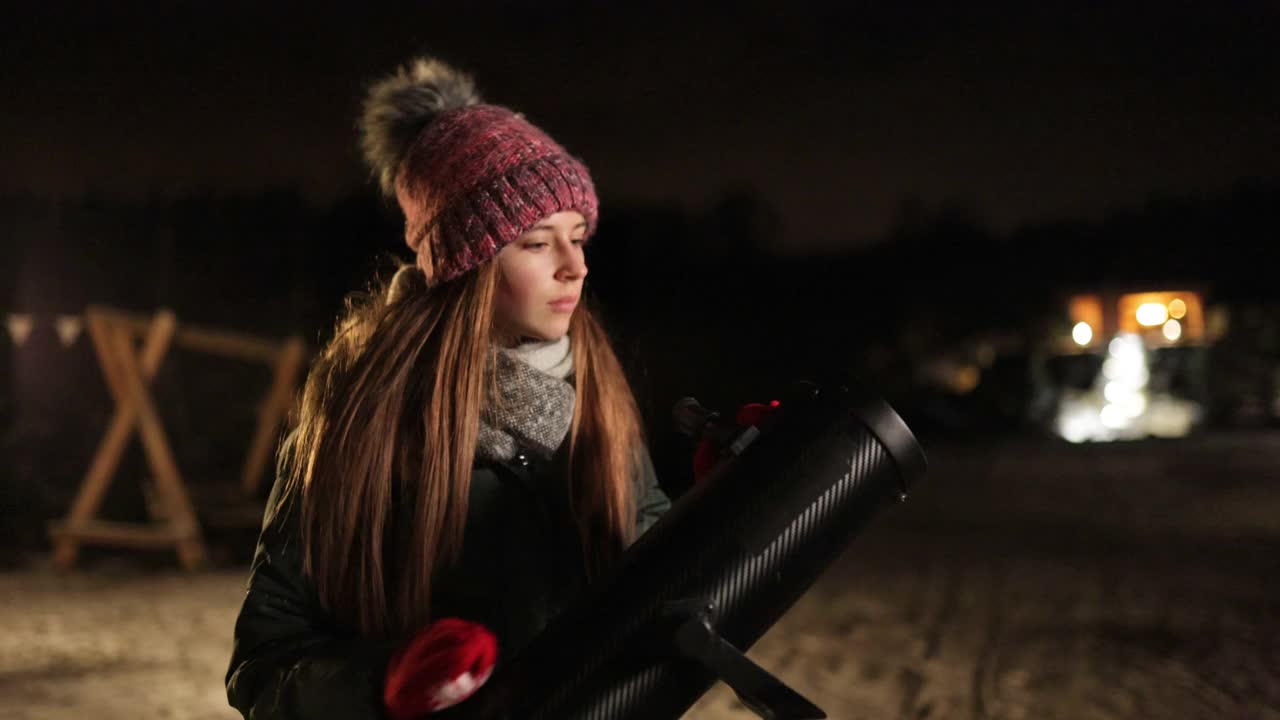 少女用望远镜观察夜空视频下载