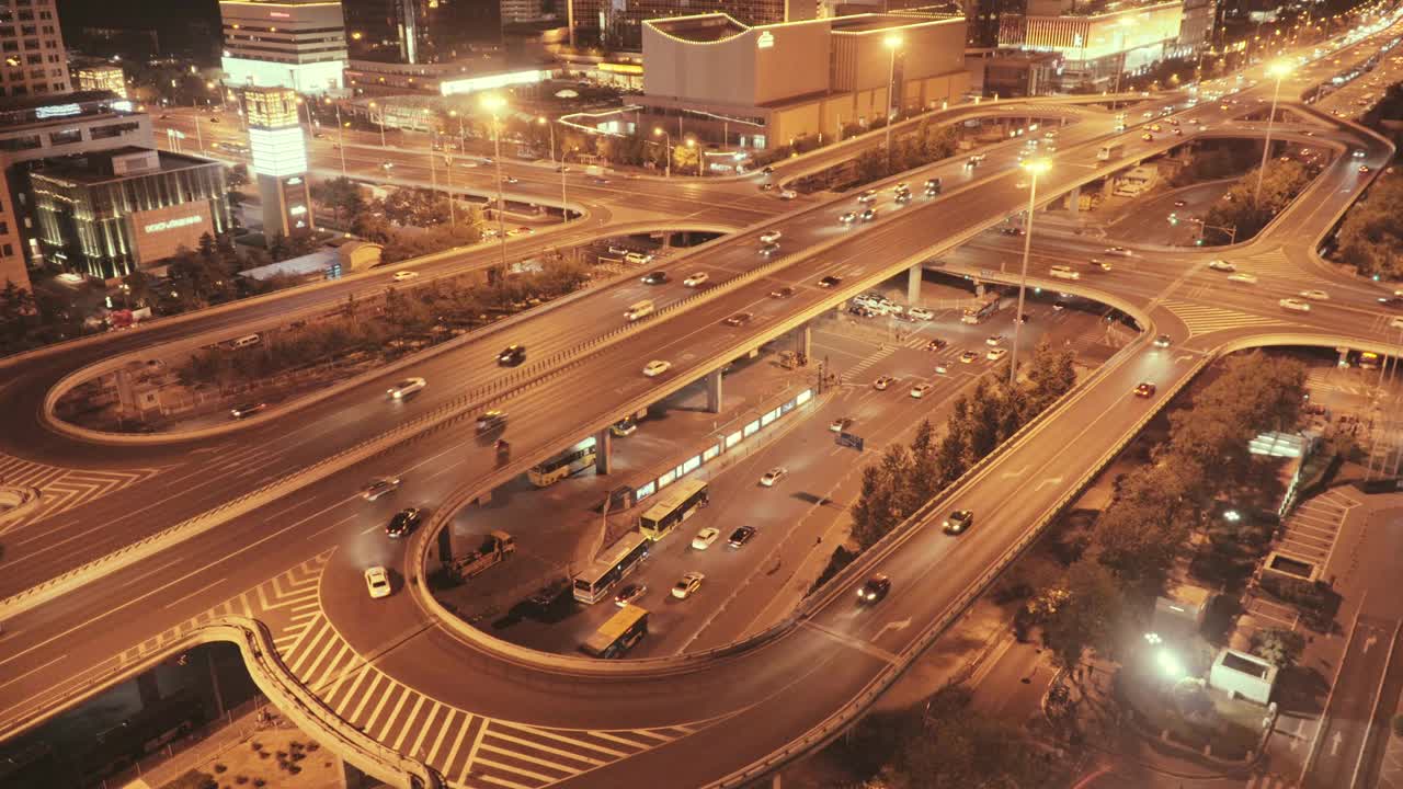 中国北京城市夜间交通状况视频素材