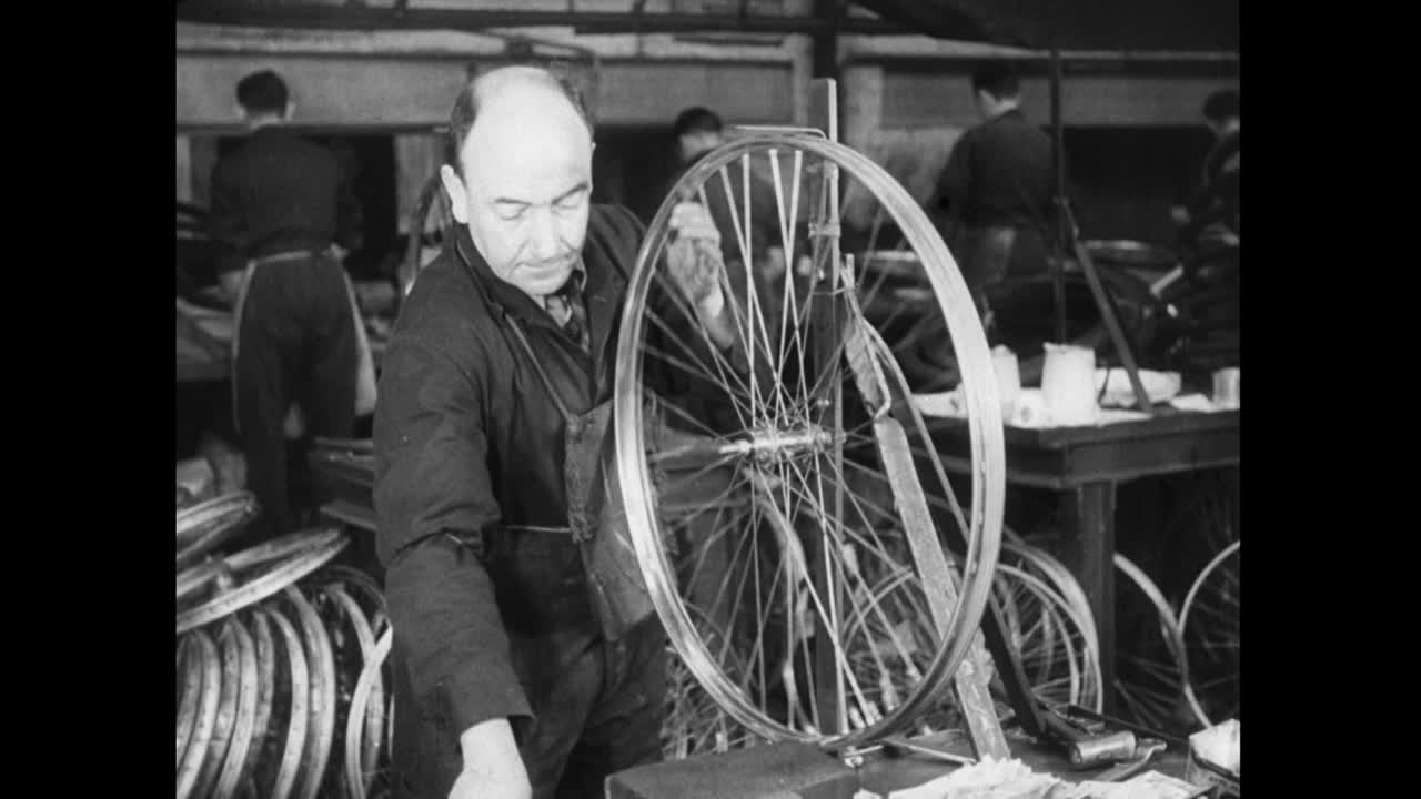 MS Man在工厂里旋转和检查自行车车轮;1952视频素材