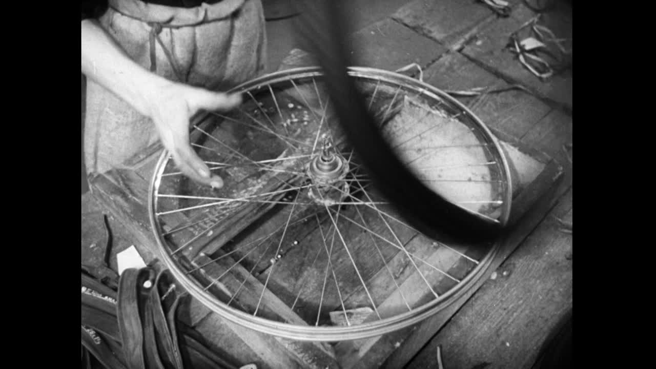 自行车车轮在工厂用手工装轮胎;1952视频下载
