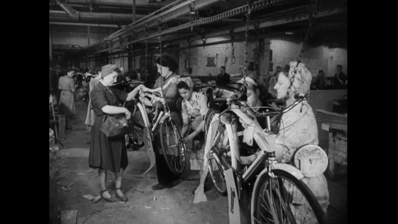 在自行车生产线上工作的妇女;1952视频素材