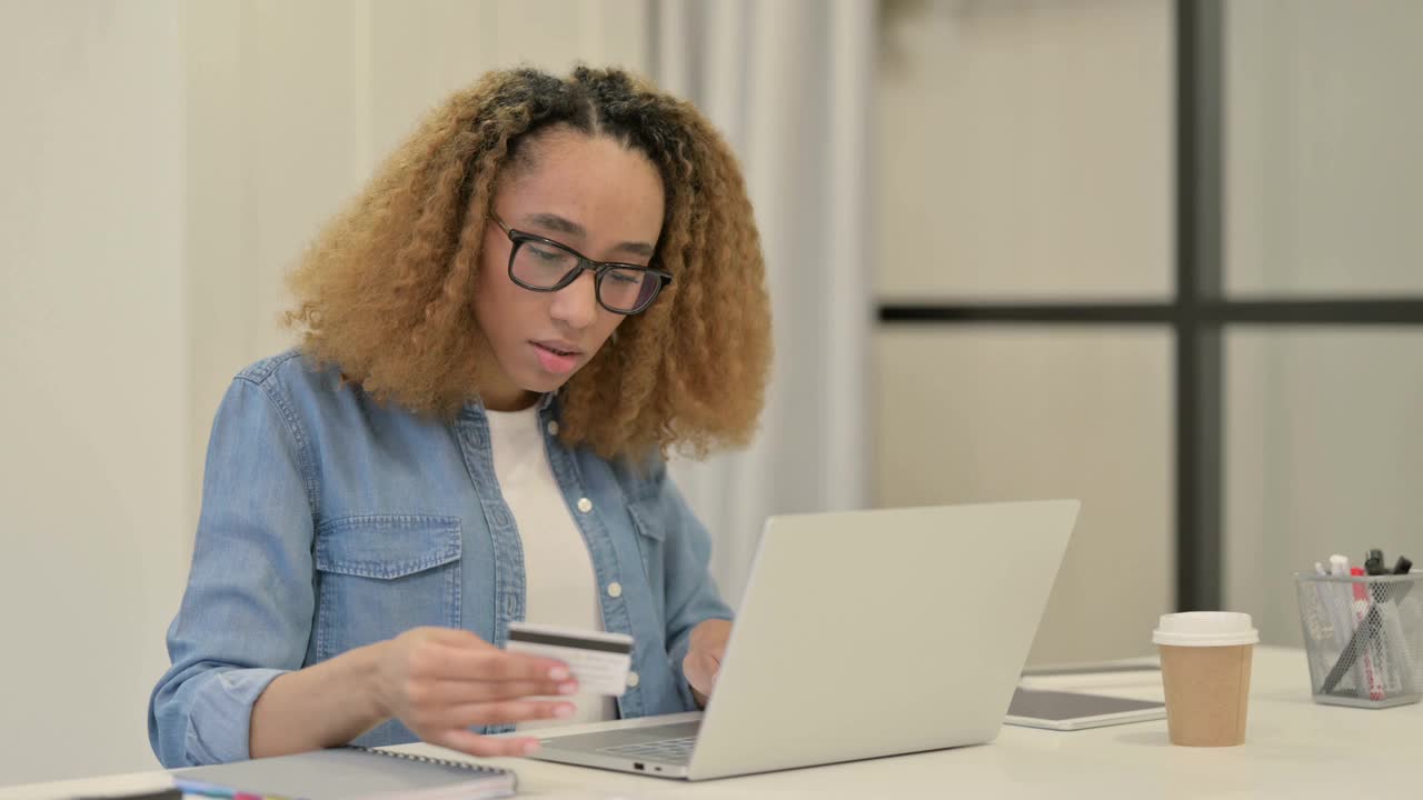 非洲女性在笔记本电脑上成功网购视频素材