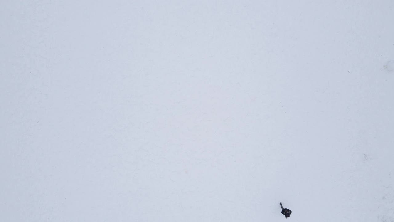 鸟瞰图无法辨认的人在雪地里行走视频下载