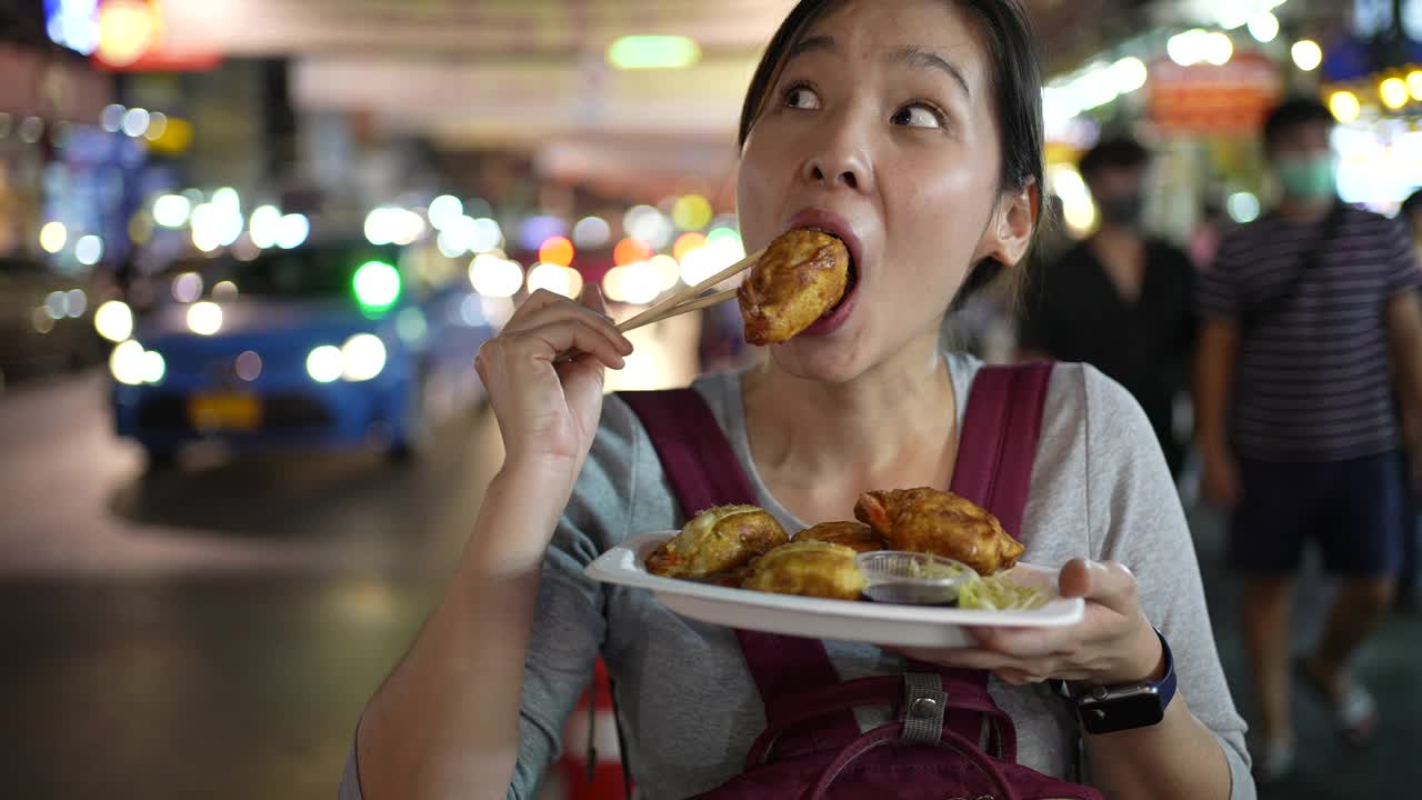 吃街头小吃的亚洲女人视频下载