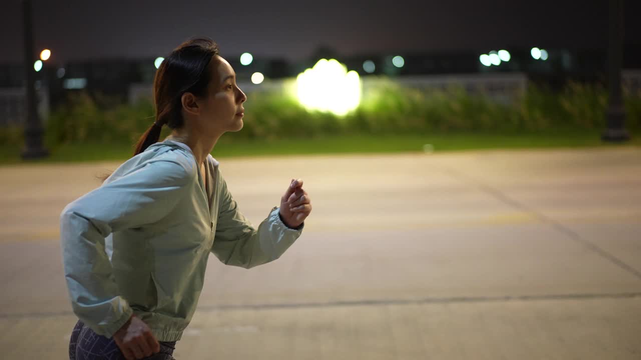 女运动员在晚上跑步视频素材