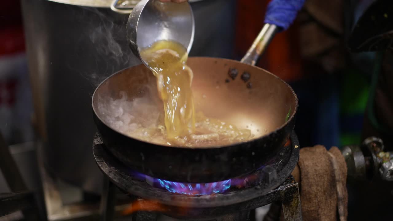 厨师用平底锅烹饪视频素材