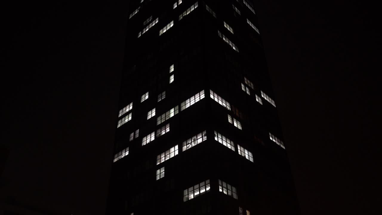 晚上的摩天大楼。所有的灯都熄灭了视频下载
