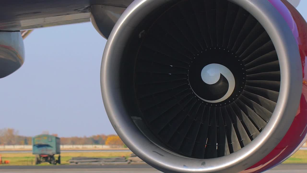 机场跑道上飞机的喷气涡轮涡轮发动机发动机叶片前端风扇。客机喷气发动机逆天转动，飞机发动机工作。近距离视频素材