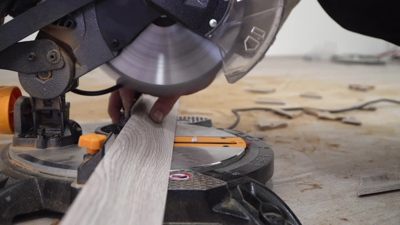 人字锯、电动木工工具。层压板的切条视频素材