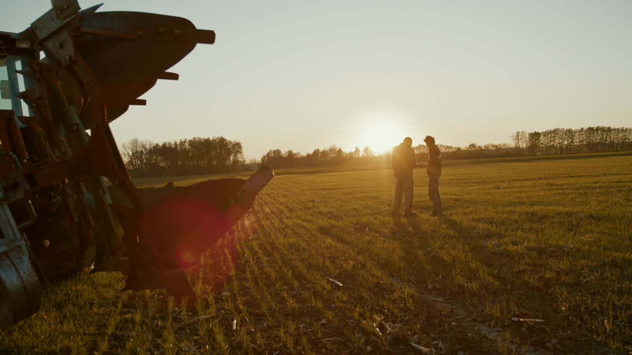 农民们在田间握手时达成协议视频素材