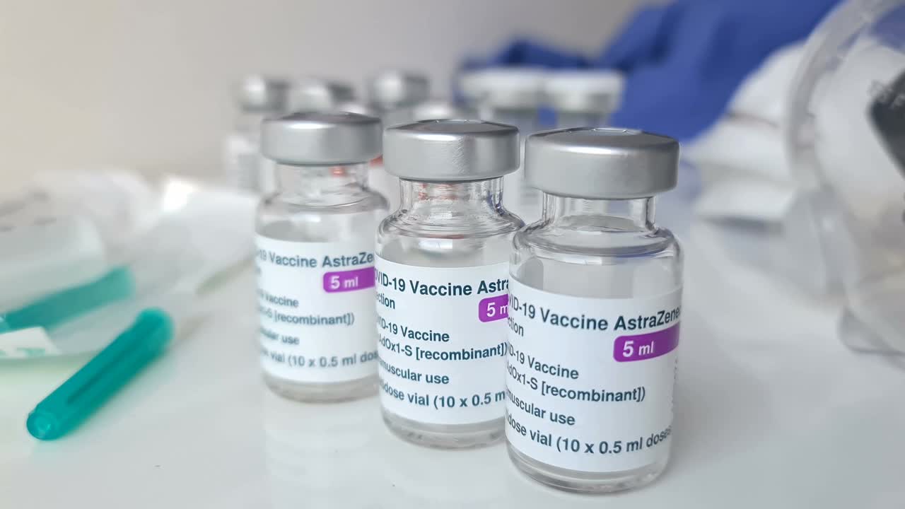 医务人员准备Covid-19疫苗使用视频素材