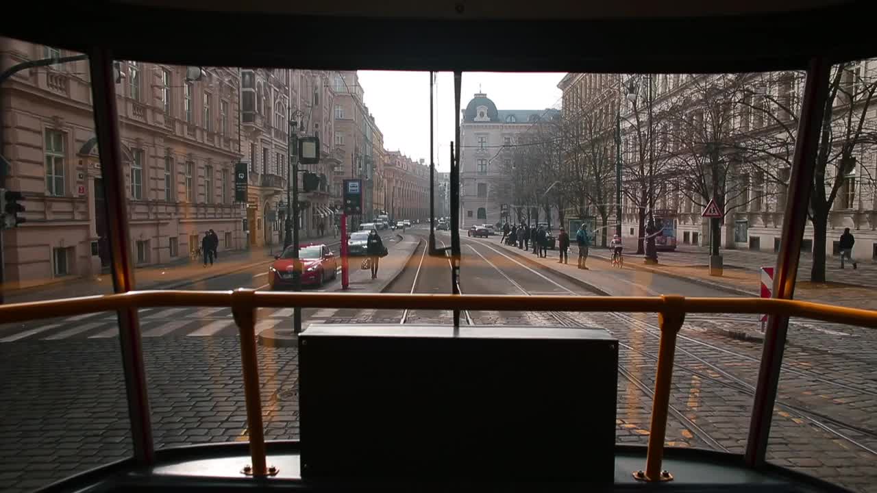 从布拉格的后窗电车观看。城市中的公共交通运动。视频素材