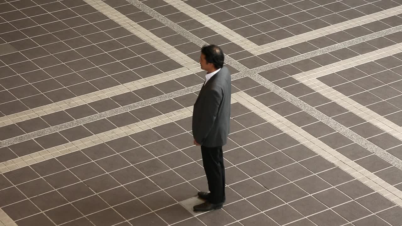 在一个大厅里，两位日本商人恭敬地鞠躬视频下载