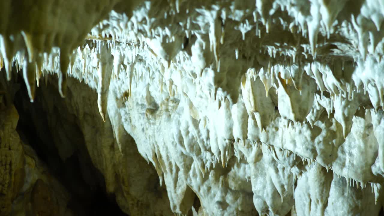 洞穴形成钟乳石视频下载