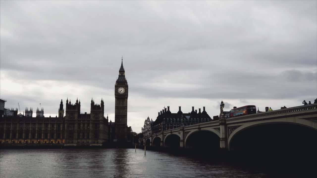 大本钟和伦敦塔桥，英国，伦敦(黄昏)视频下载