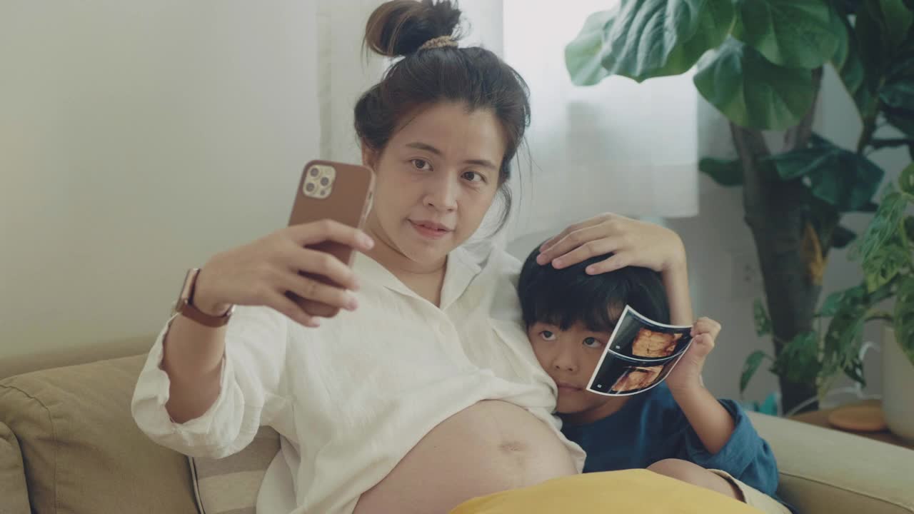 亚洲同胞与妇女怀孕视频素材