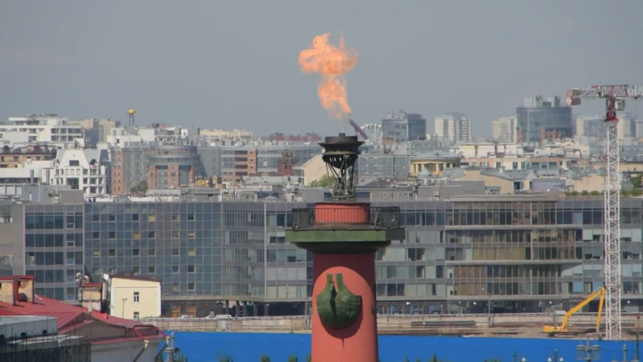瓦西里耶夫斯基岛吐斯特雷卡与玫瑰柱与火在圣彼得堡视频下载