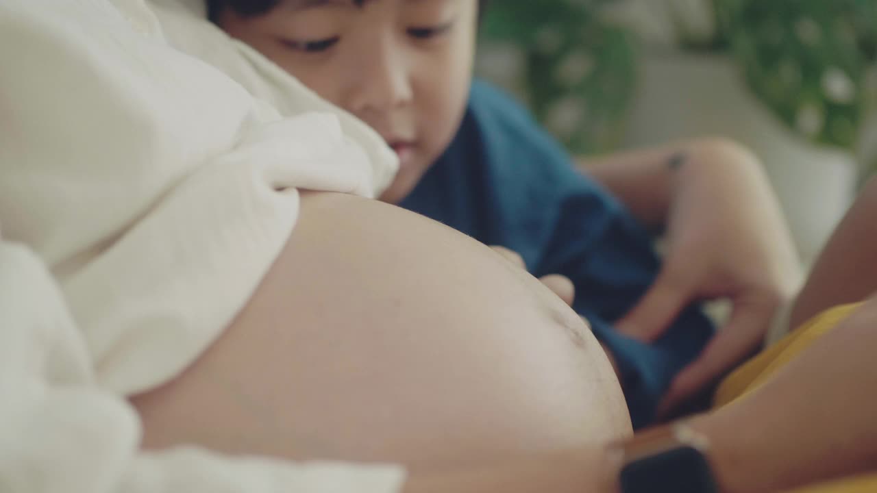 亚洲同胞与妇女怀孕视频素材