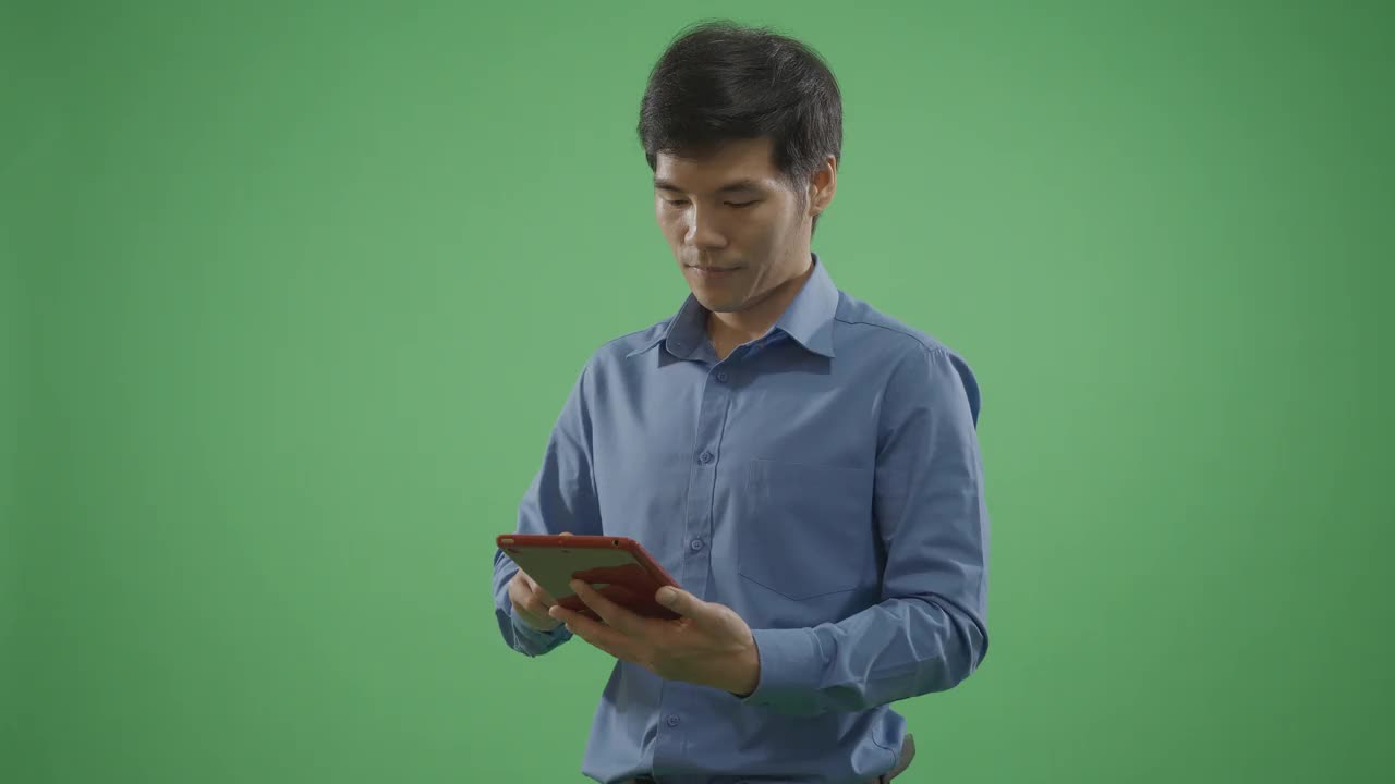 英俊的男人在绿色背景的智能手机上发短信。视频下载