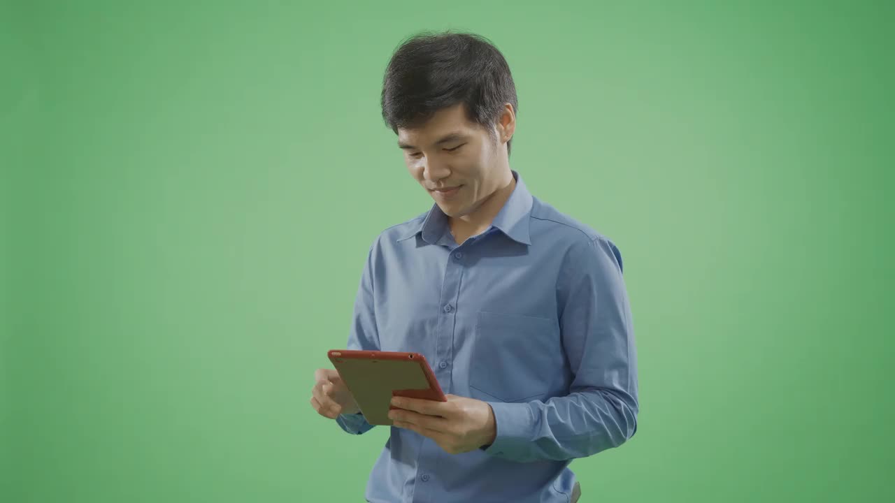 帅哥们正在用绿色背景的平板电脑进行网上购物。视频下载