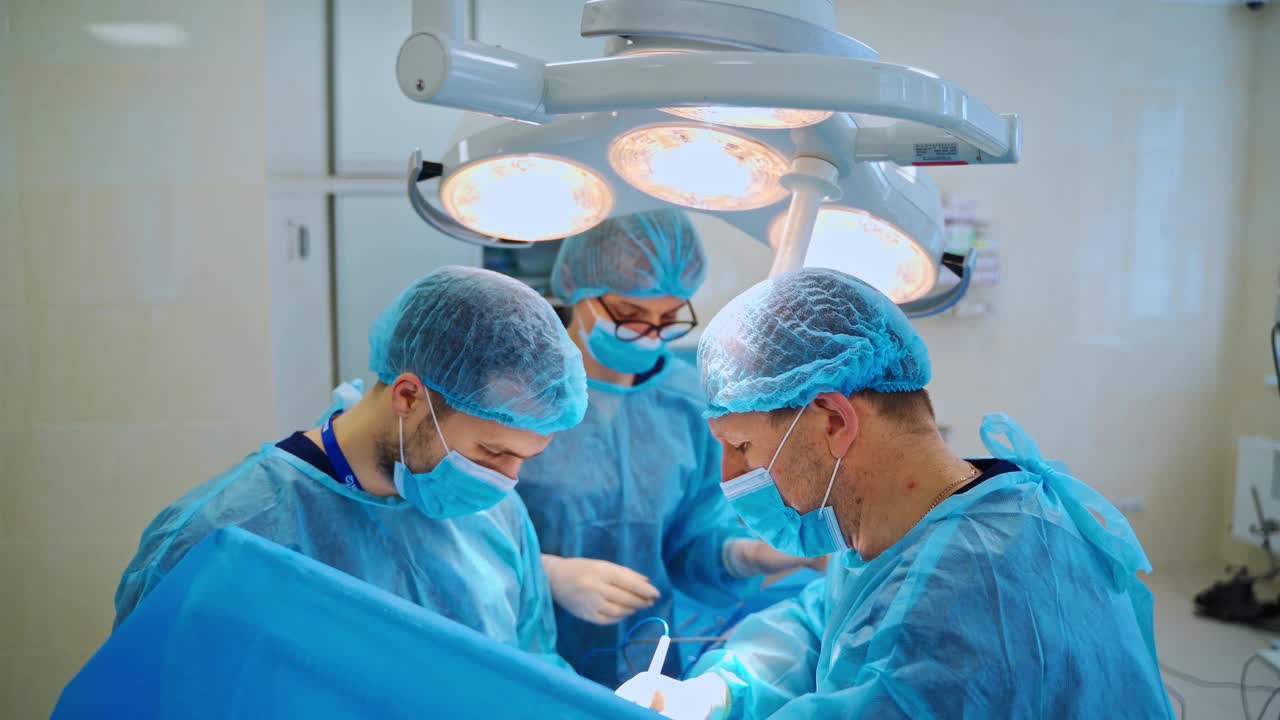 做手术的神经外科医生。身穿防护服的医生在医疗中心工作的团队合作。视频素材