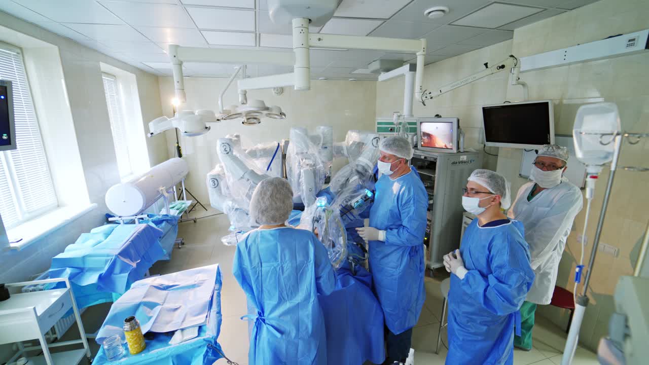 未来操作剧院。微创手术系统的机器人手术。由一组医生控制医院医疗机器人的工作。视频素材