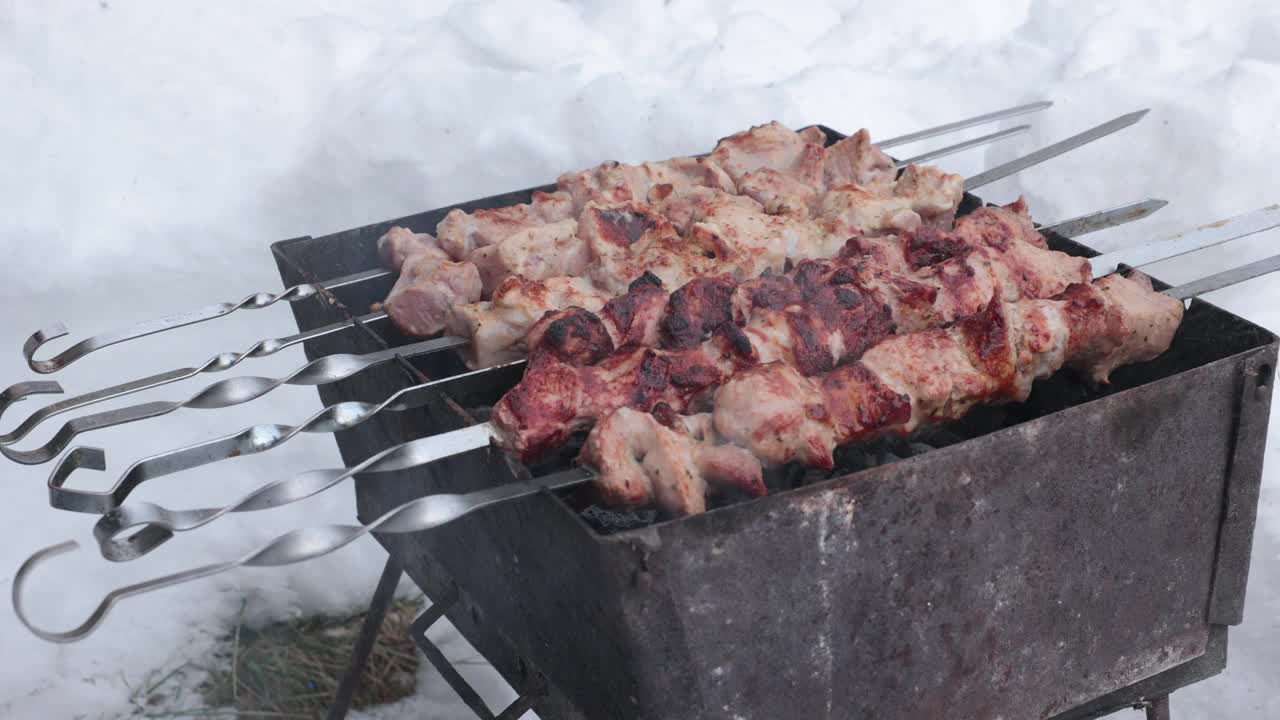 冬天在烤架上烤烤肉串。视频下载