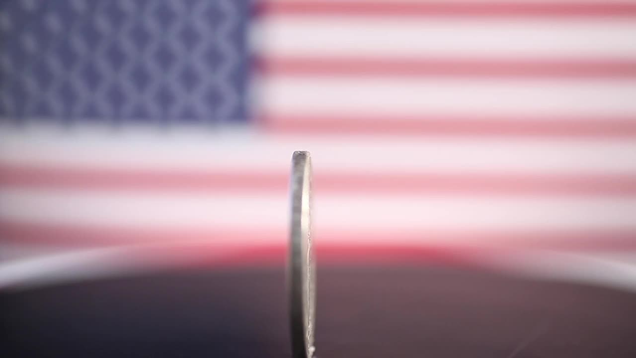 美国银币在美国国旗的背景上旋转视频素材